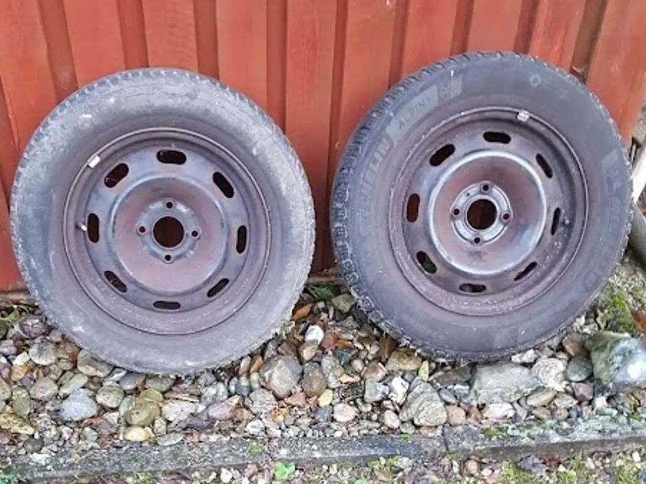 Billede 1 - To gode vinterdæk med fælg  195/65 R15