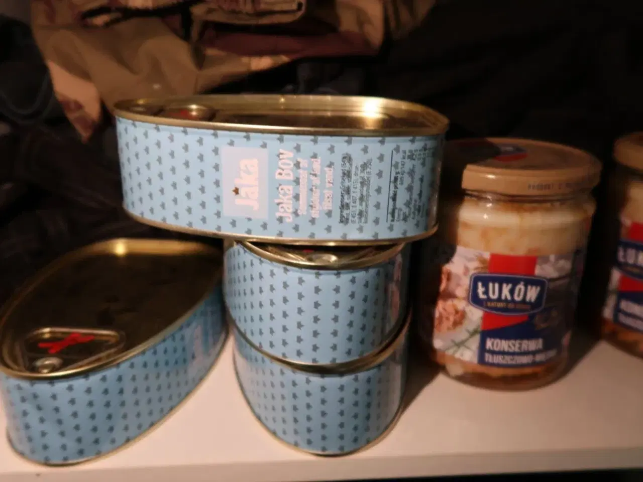 Billede 9 - Rum med indhold bl.a. seng, div. Skabe, maleri, vægure m.m.