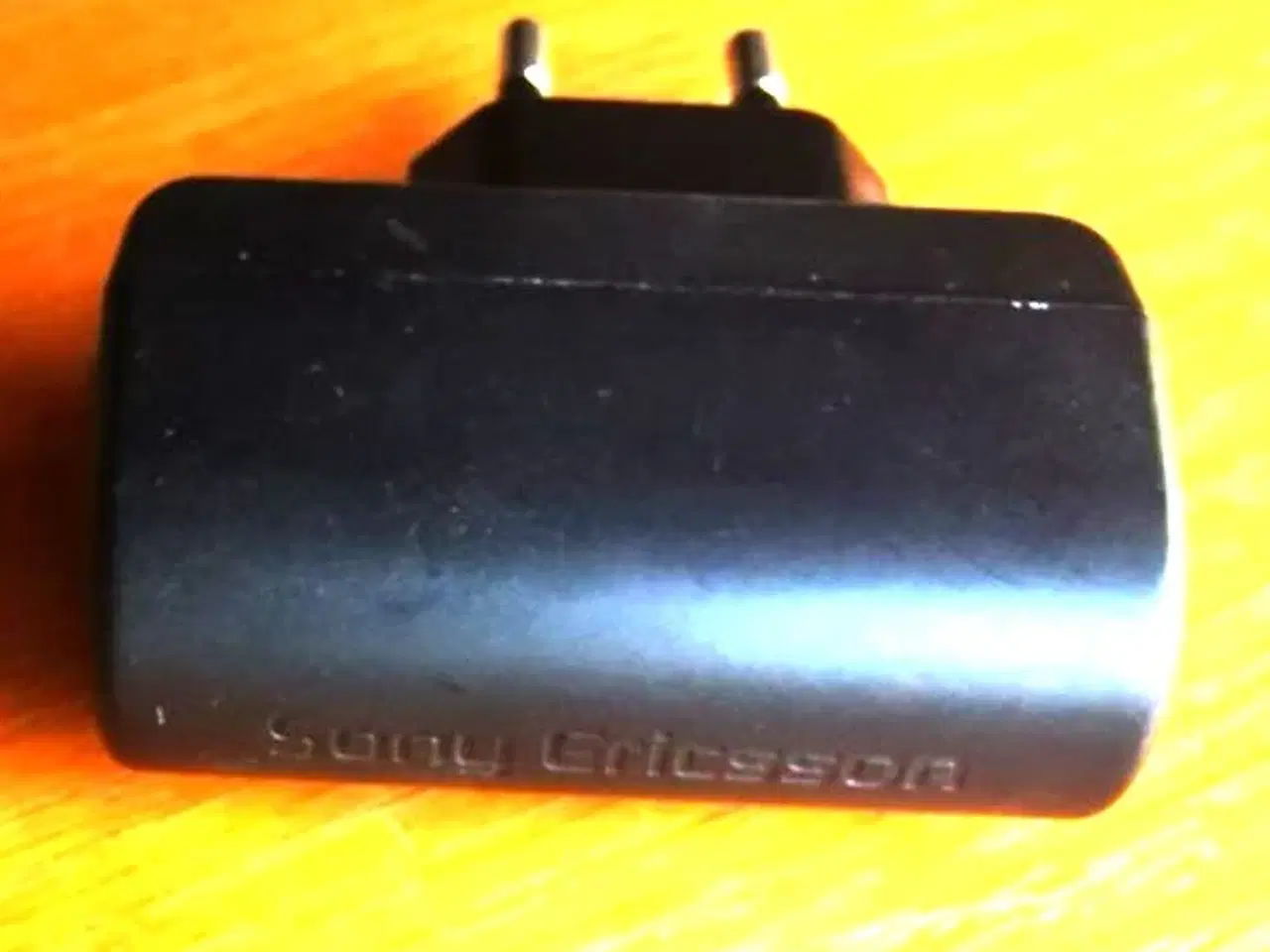 Billede 1 - SONY ERICSSON CST-80 rejselader med USB stik