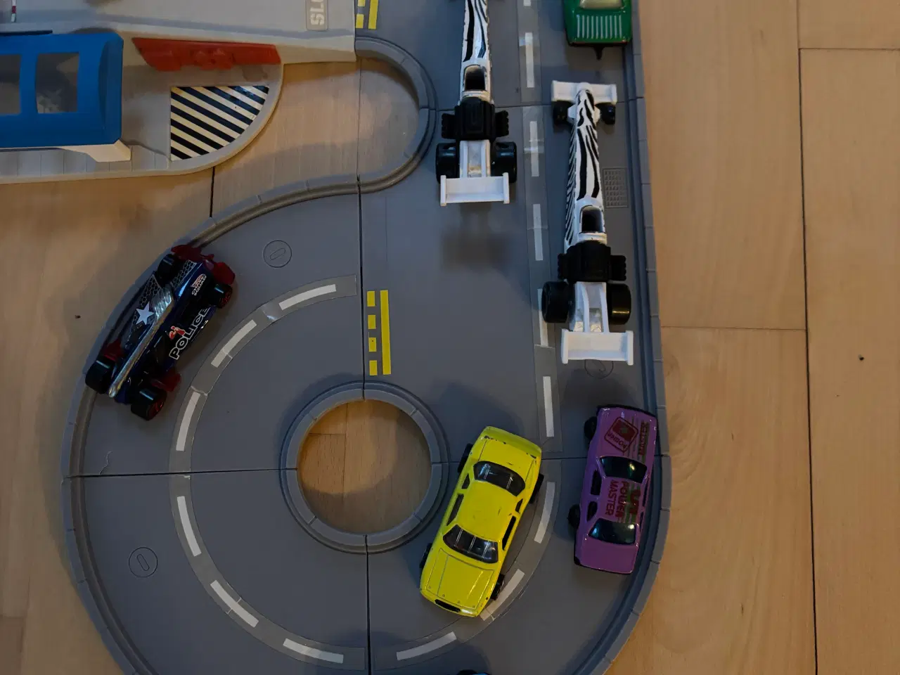 Billede 2 - McDonald’s Legetøjsbane med Masser af Biler