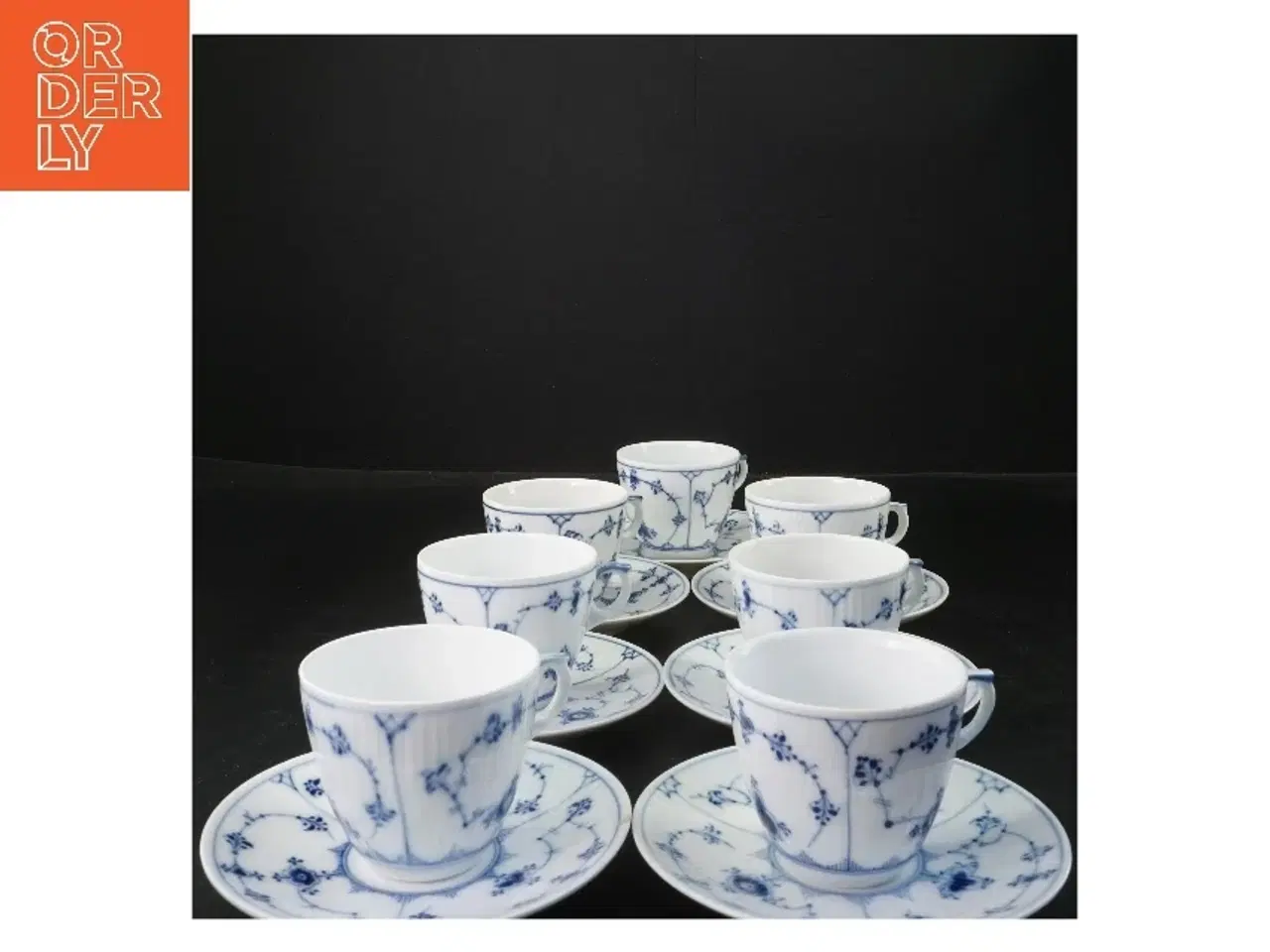 Billede 2 - Sæt med fine porcelænskopper og underkopper, musselmalede, fra Royal Copenhagen (str. Ø 12,5xØ 6,5 cm)