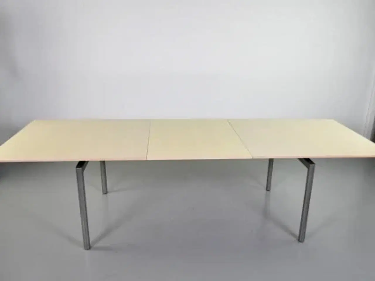Billede 1 - Konferencebord fra paustian med plade i birk, med udtræk.