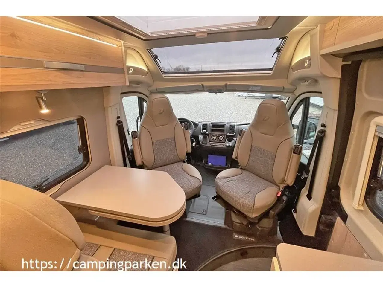 Billede 4 - 2024 - Dethleffs Globetrail CVD 600 ER Advantage   Markedets korteste camper van med enkeltsenge – og stort panoramavindue!