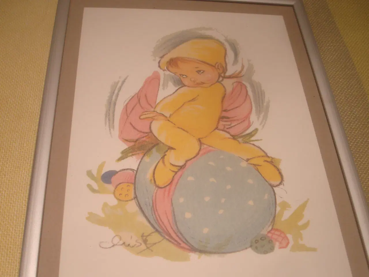 Billede 2 - CHRISTEL PÅSKEBARN SIDDENDE PÅ PÅSKEÆG. Flot stand