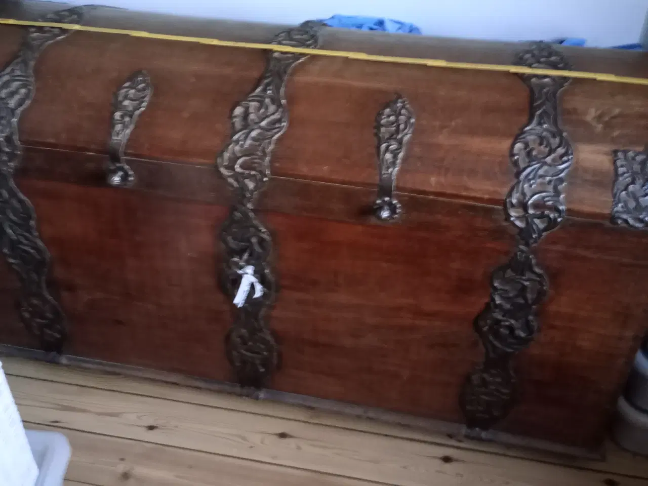 Billede 1 - Stor egetræs kiste med flotte beslag