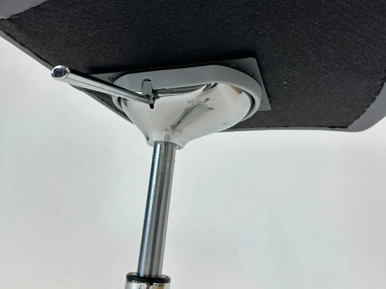 Billede 8 - Butterfly swivel fra Magnus Olesen (Grå kunstlæder)
