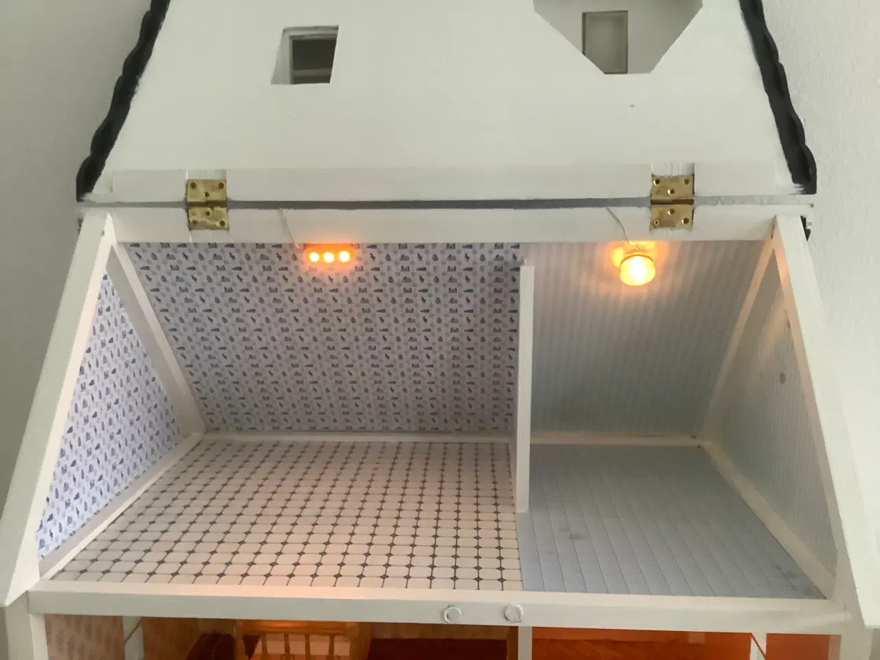 Billede 2 - Dukkehus med lys og adapter 1:12