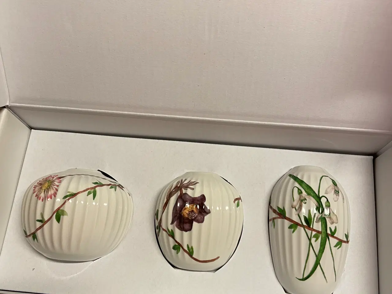 Billede 2 - 3 hvide kahlervaser med blomster navn Spring