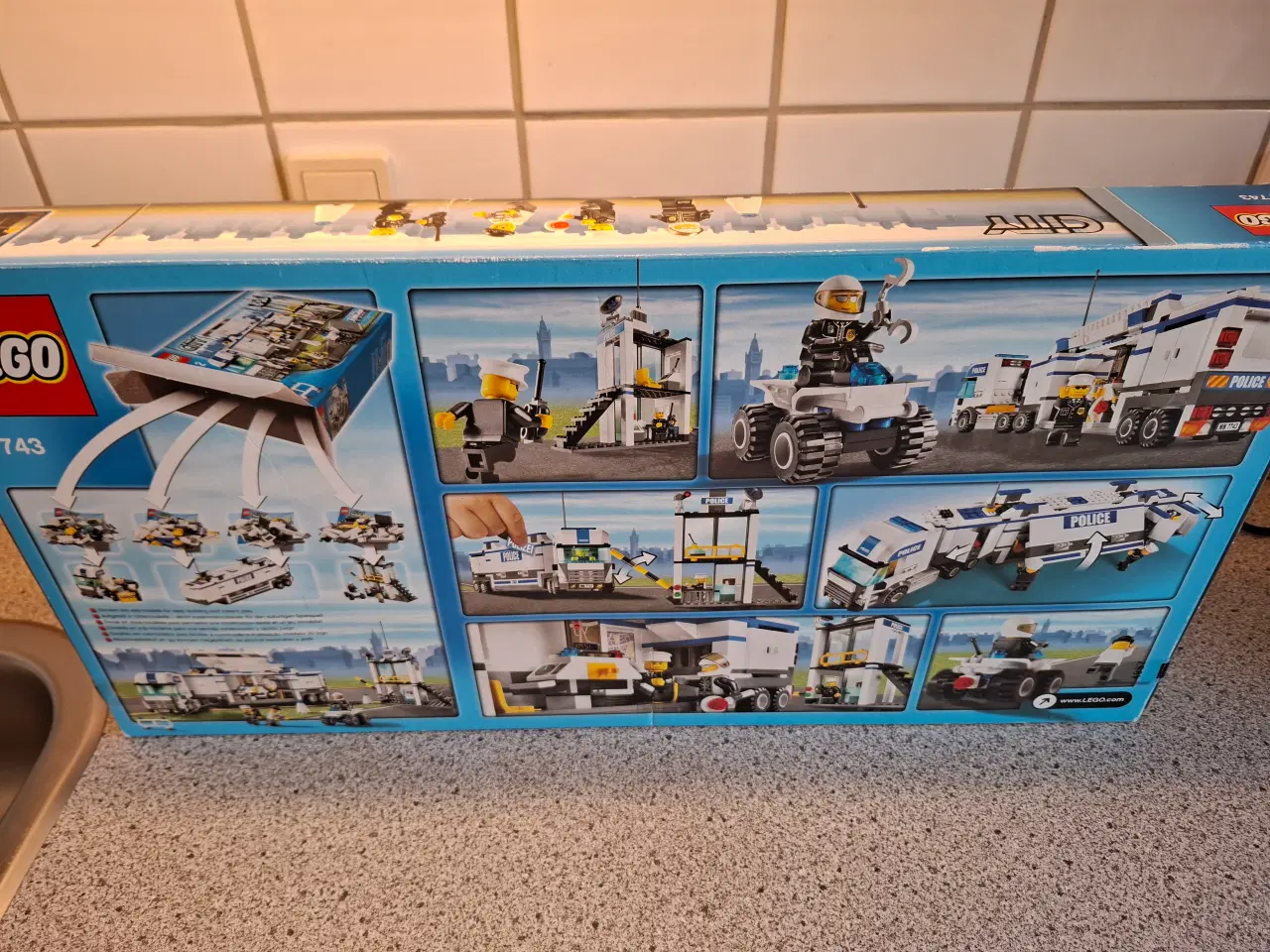 Billede 2 - LEGO 7743 POLITIETS KOMMANDOCENTER 