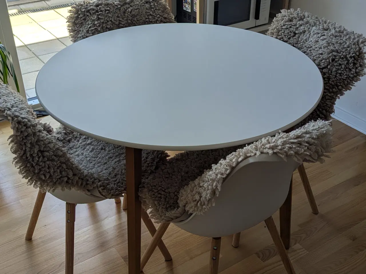 Billede 3 - Rundt bord med stole 