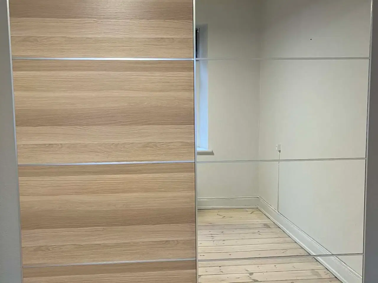 Billede 1 - Stort rummeligt Pax skab