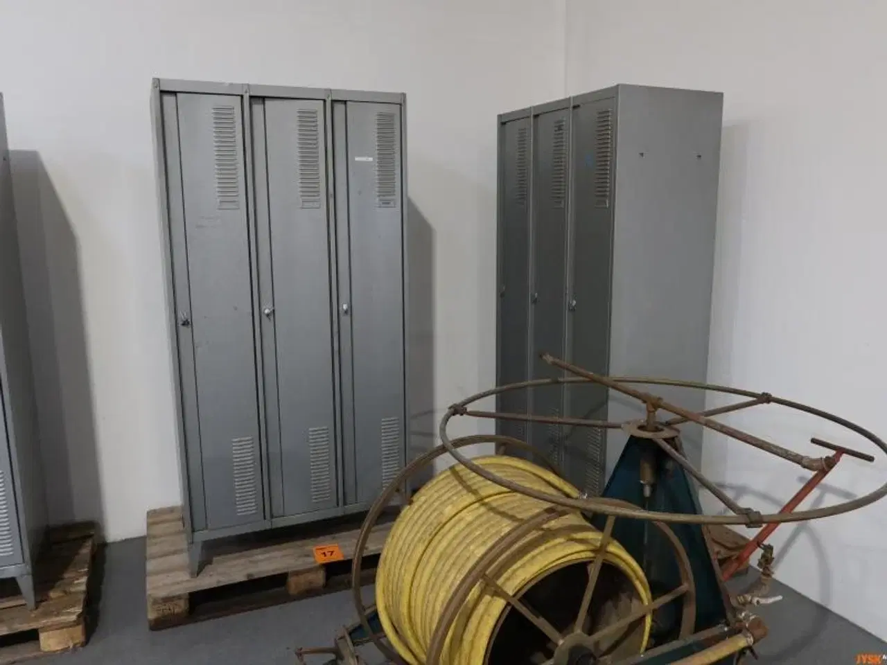 Billede 1 - OMKLÆDNINGSSKAB