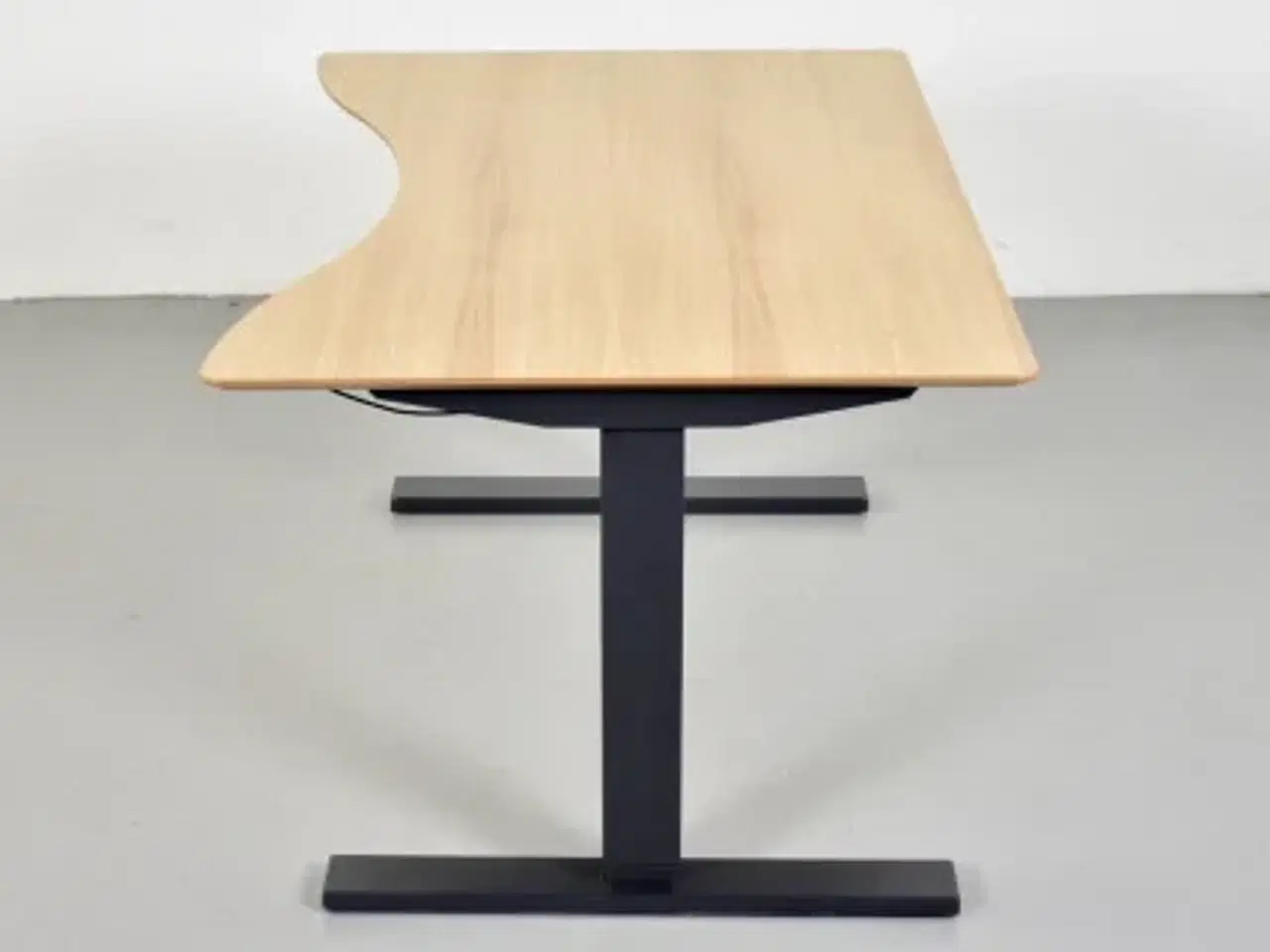Billede 2 - Scan office hæve-/sænkebord med ege-laminat og mavebue, 120 cm.