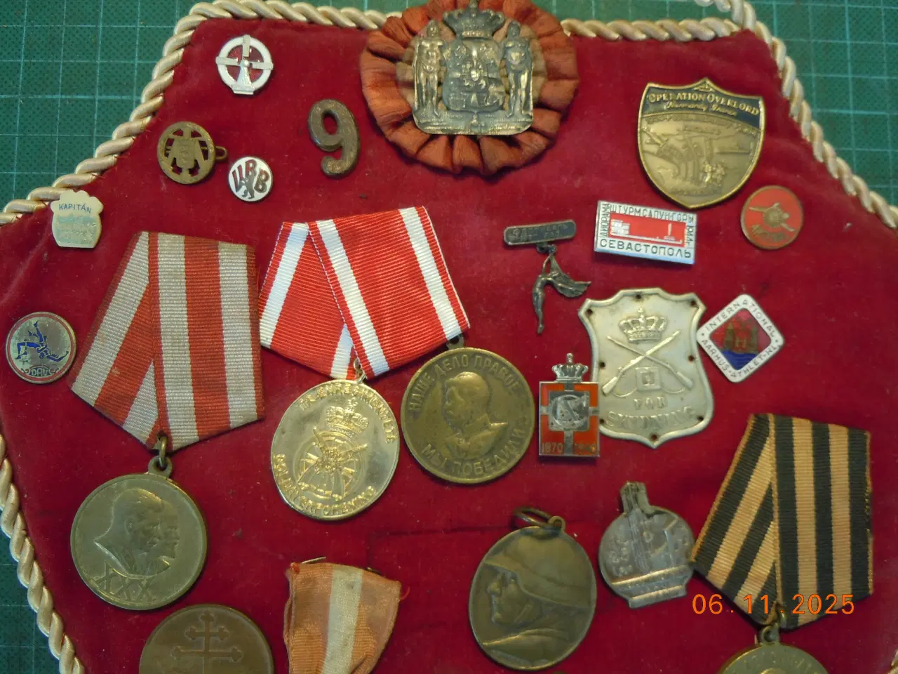 Billede 4 - Mønte, medaljer og mærker.