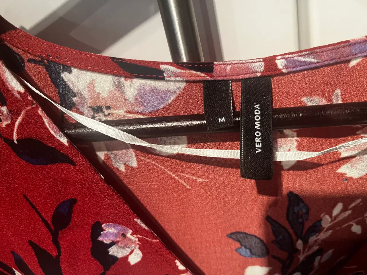 Billede 3 - Flot blomsteret kjole i bordeaux