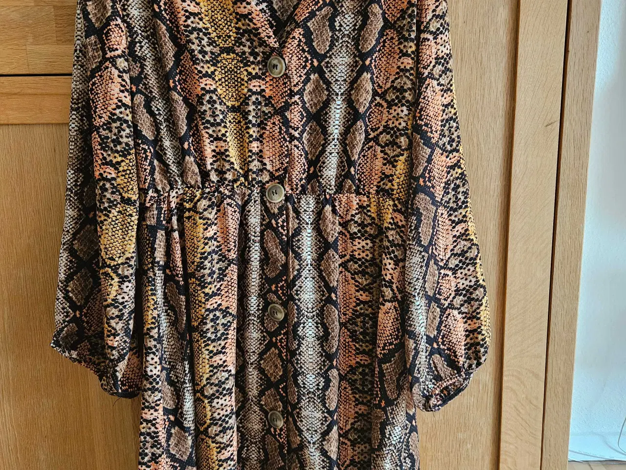 Billede 1 - FLOT KJOLE MED MØSTER 