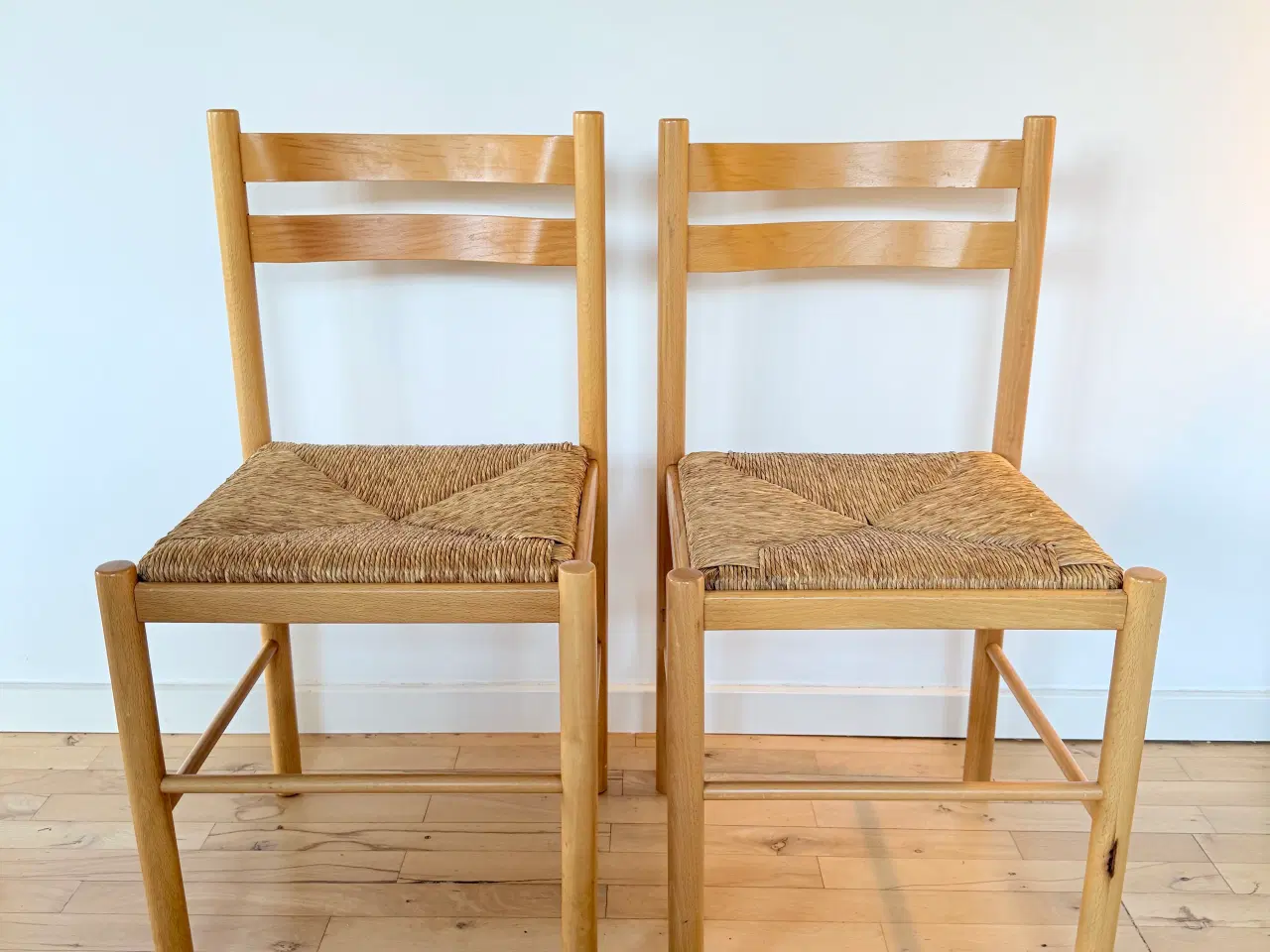 Billede 1 - Charmerende spisebordsstole med flettet