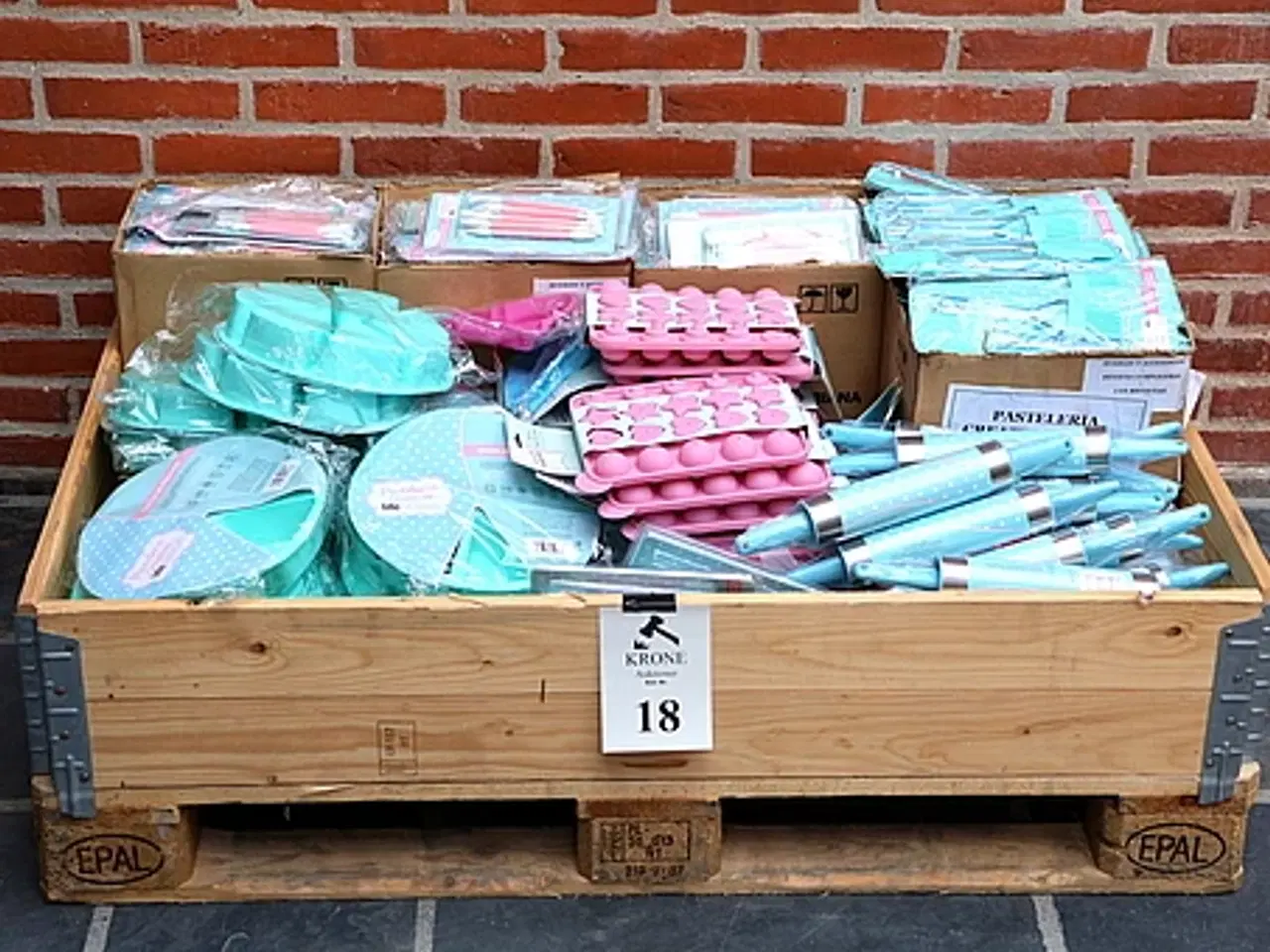 Billede 1 - 250 Pk Div silikoneforme, penselsæt, kageruller m.