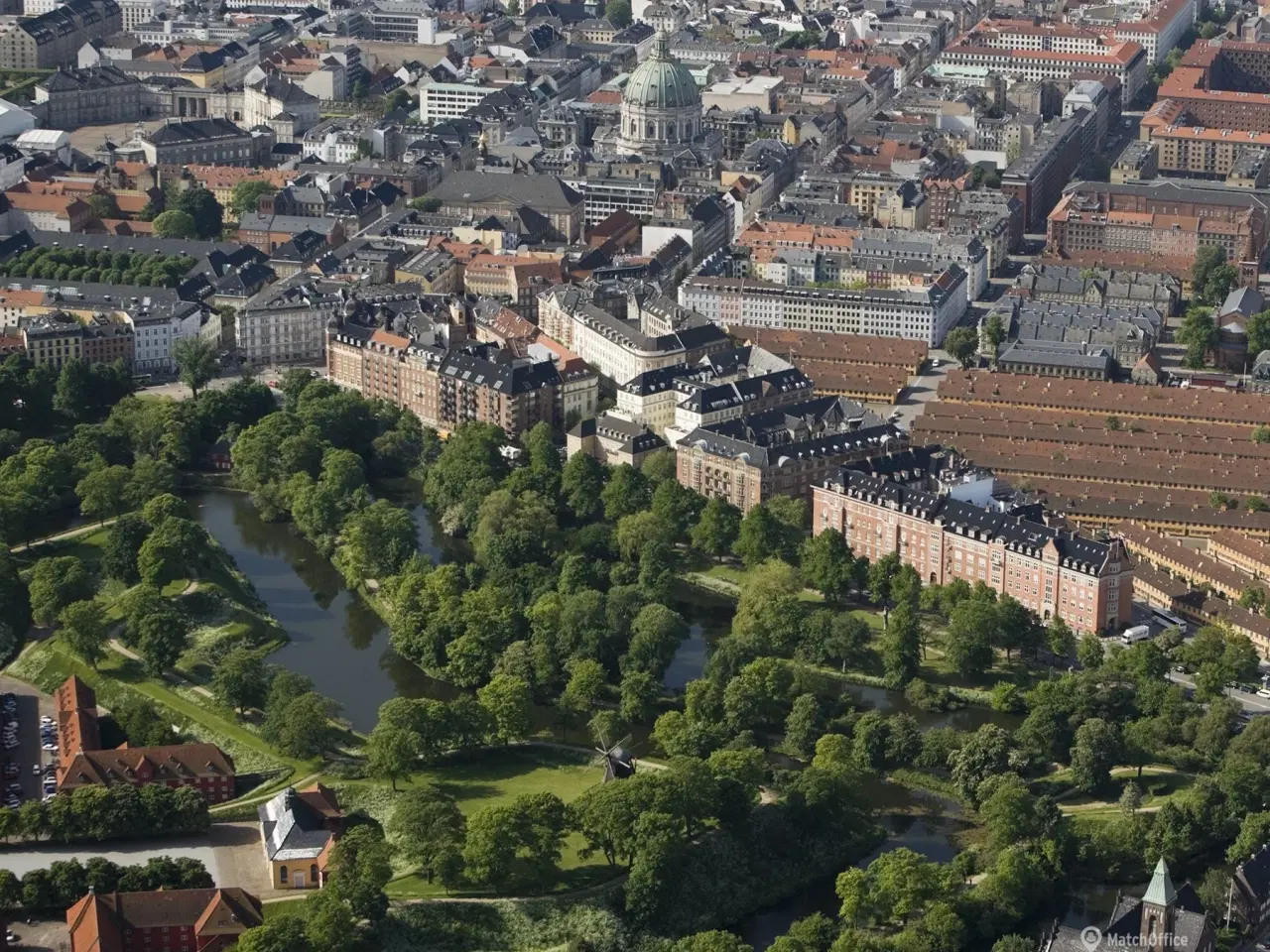 Billede 3 - Charmerende kontorlejemål med smuk trappeopgang direkte op til lejemålet.