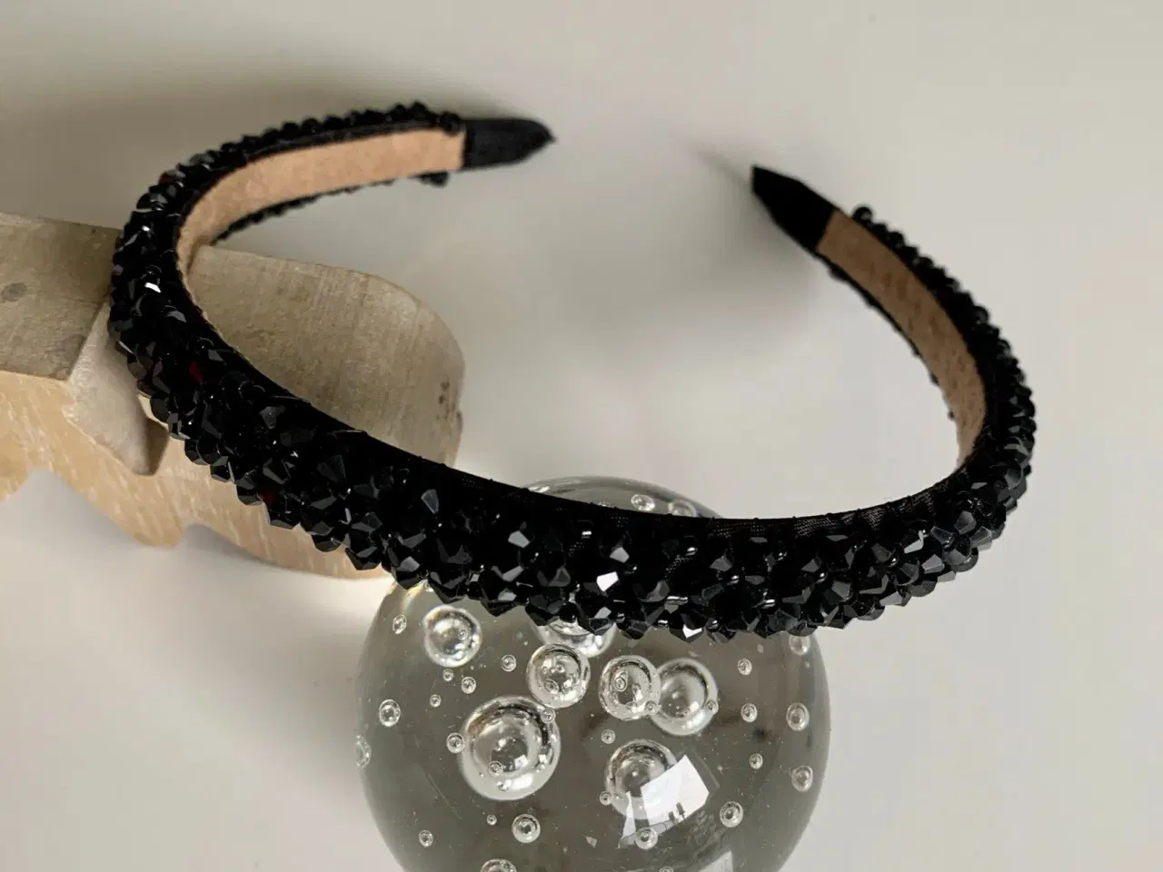 Billede 8 - Smuk sort hårbøjle med shiny perler i sort
