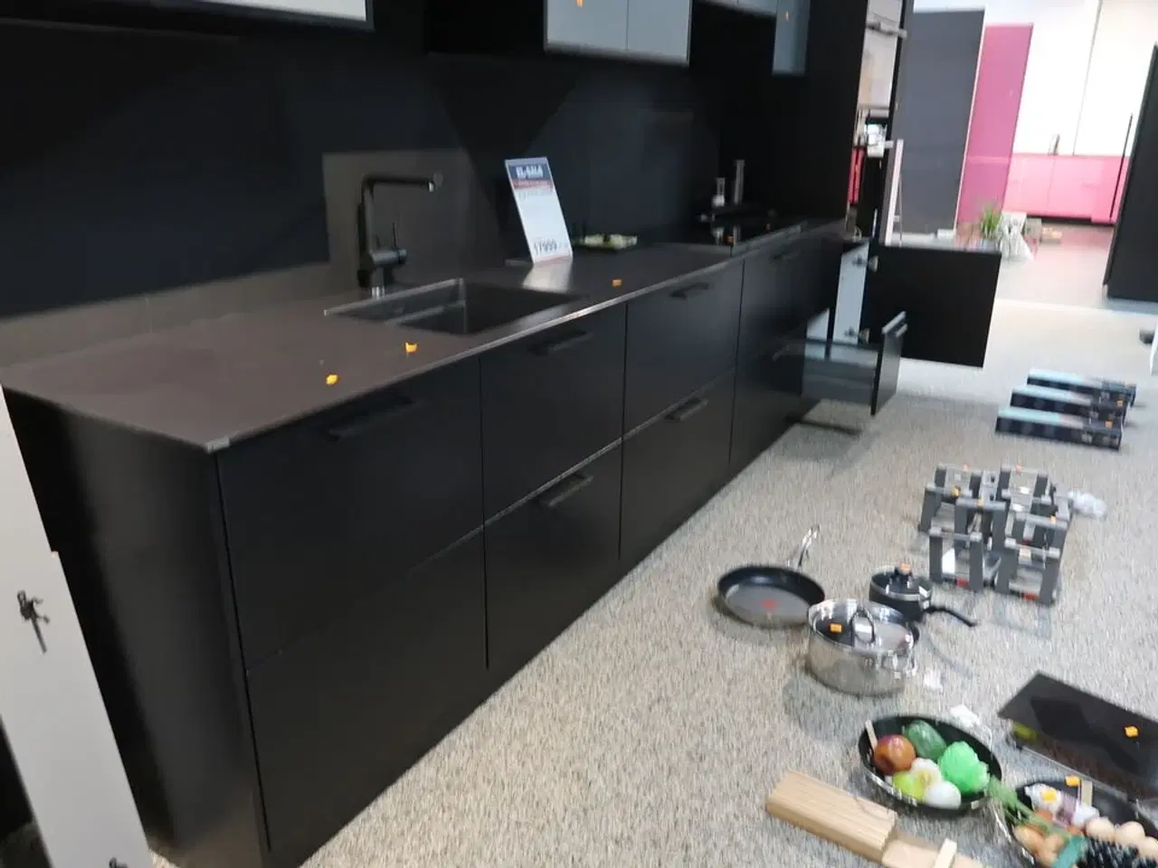 Billede 4 - Køkken NORDANRO uden hårdehvidevarer med stenbordplade DEKTON