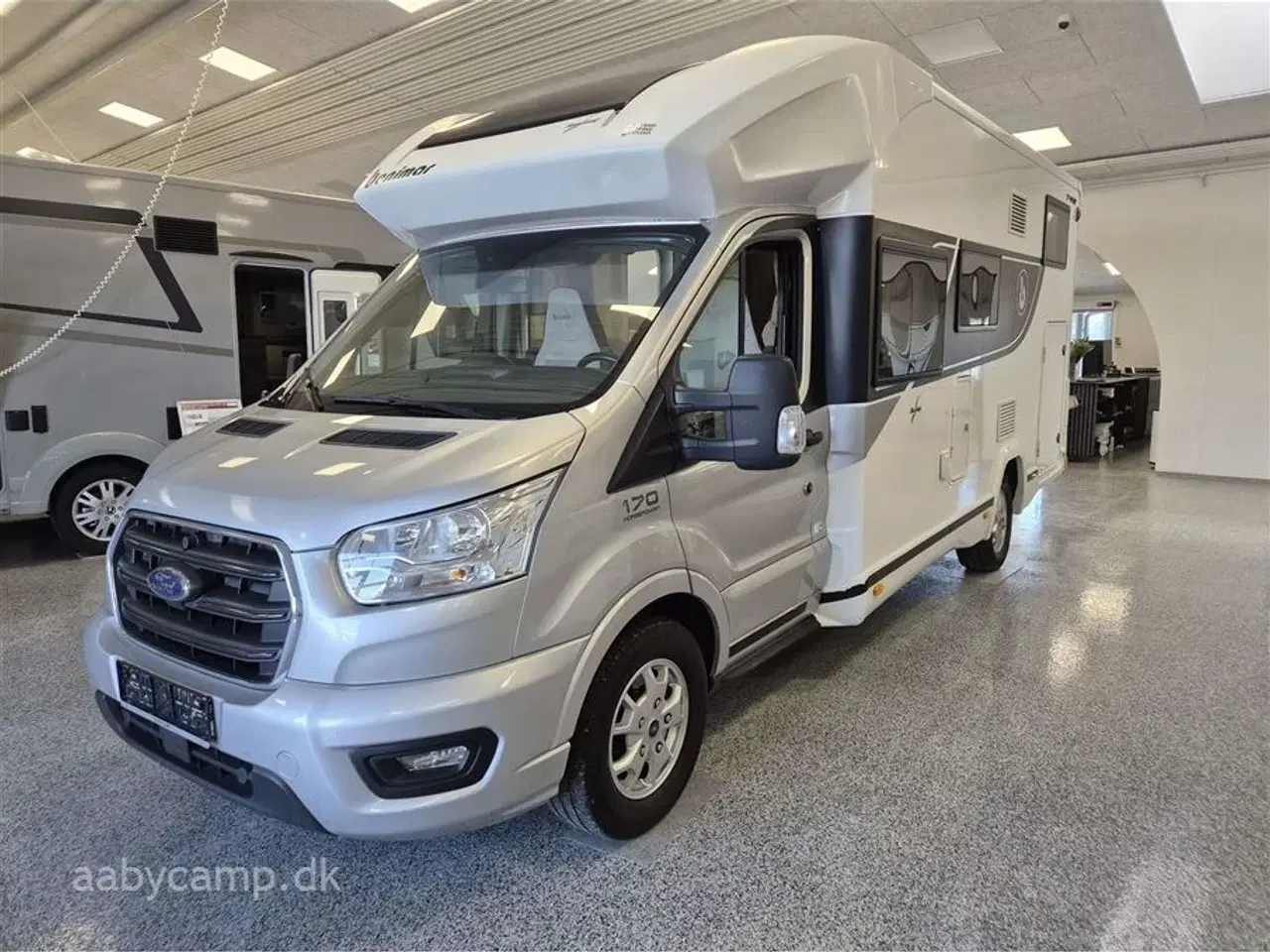 Billede 4 - 2022 - Benimar Tessoro 442   Nk. Pakke. automatgear. solcelle. 2x Agm Batterier. markise. udv. gasudtag. cykelstativ. sælges kun til cvr !!!