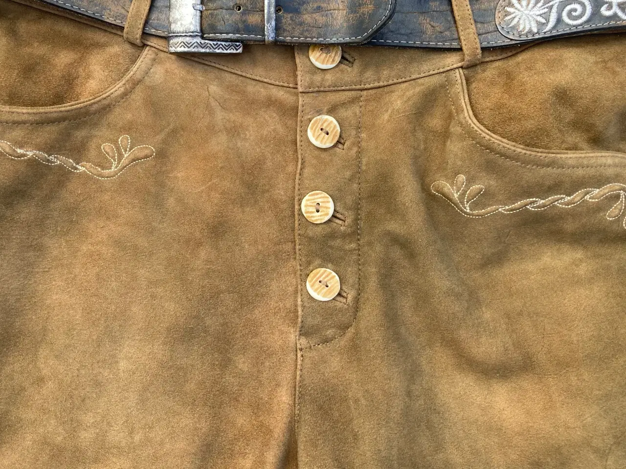 Billede 2 - Lederhosen af gedeskind, ægte bayriske, med bælte