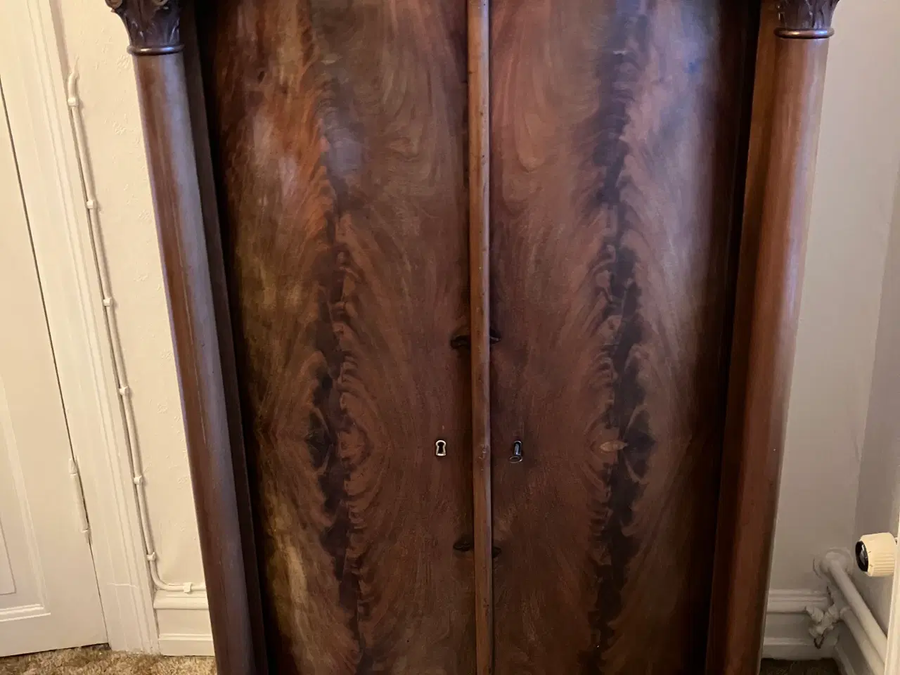 Billede 1 - Mahogniskab med dobbeltlåge og skuffe