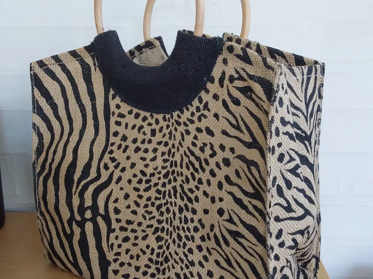 Billede 1 - Taske i Jutestof med zebrastriber og to bambus hån