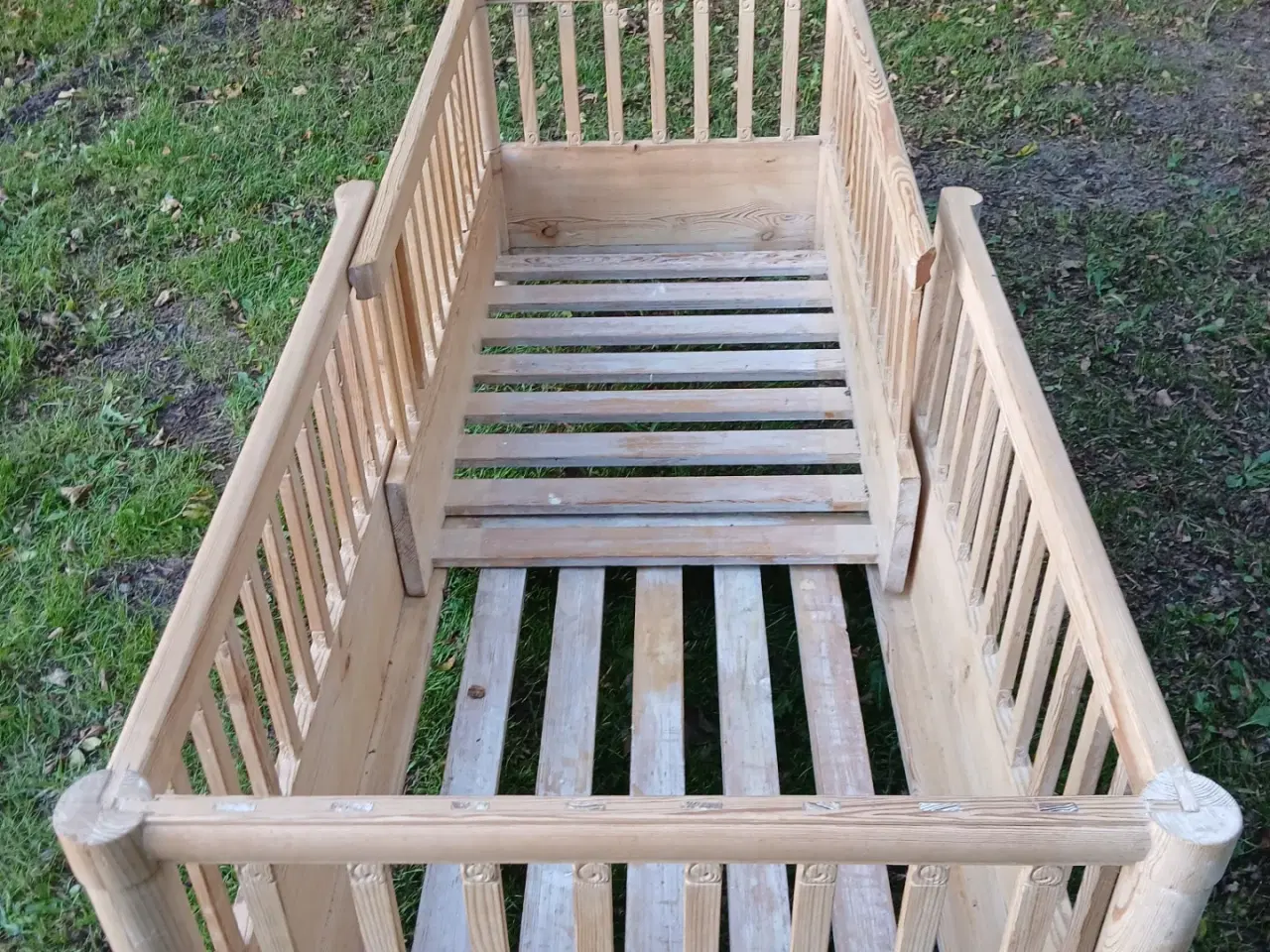 Billede 4 - Antik udtræks børneseng fra omkring år 1900