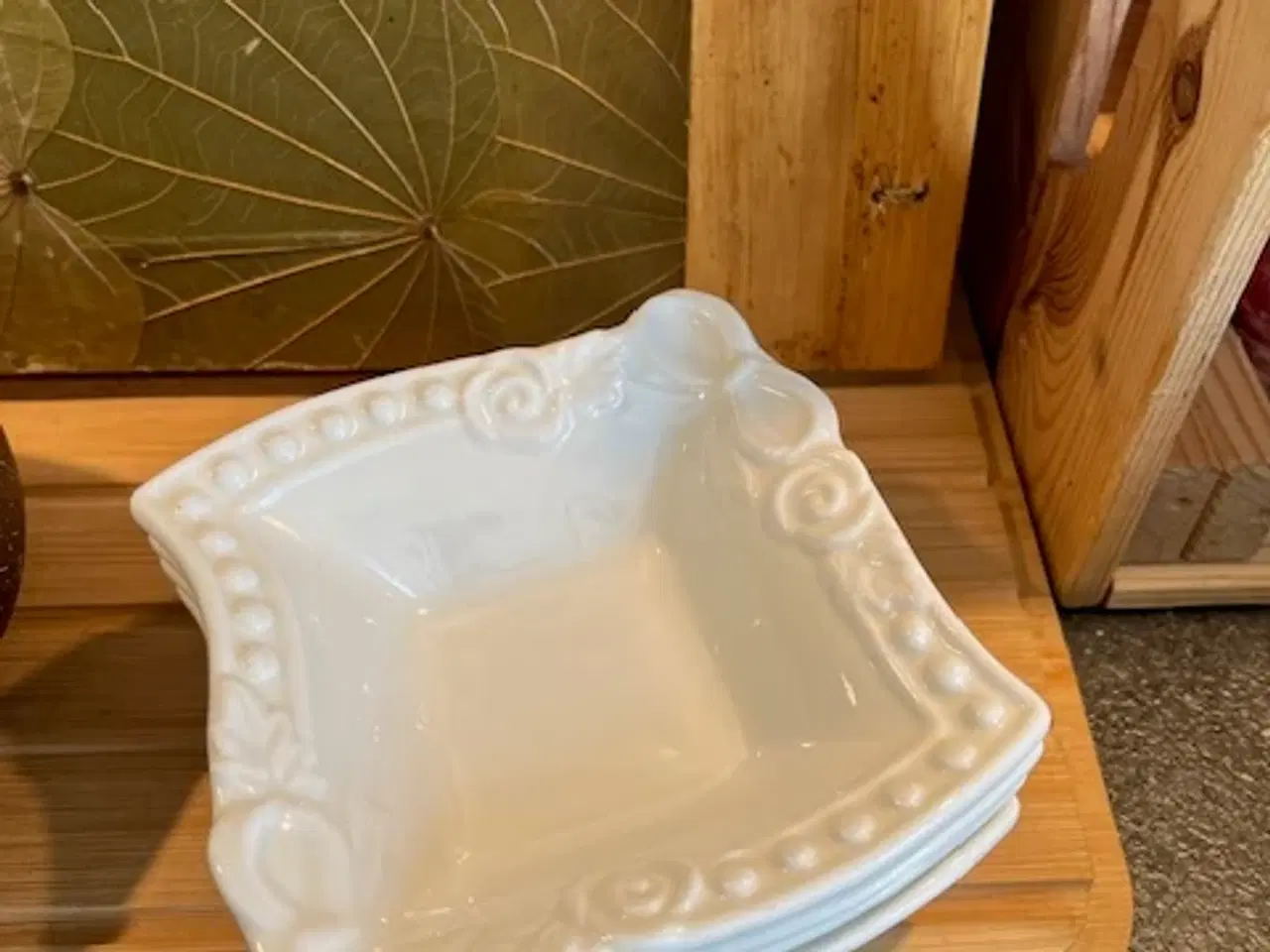 Billede 4 - 4 stk. elegante hvide firkantede skåle relief-kant