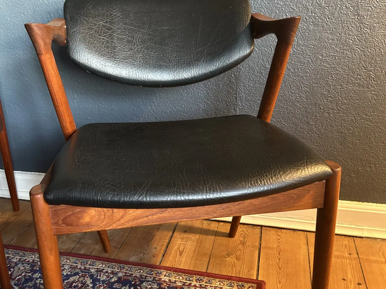 Billede 5 - 2 stk. Kai Kristiansen model 42 (Z-stol) armstole