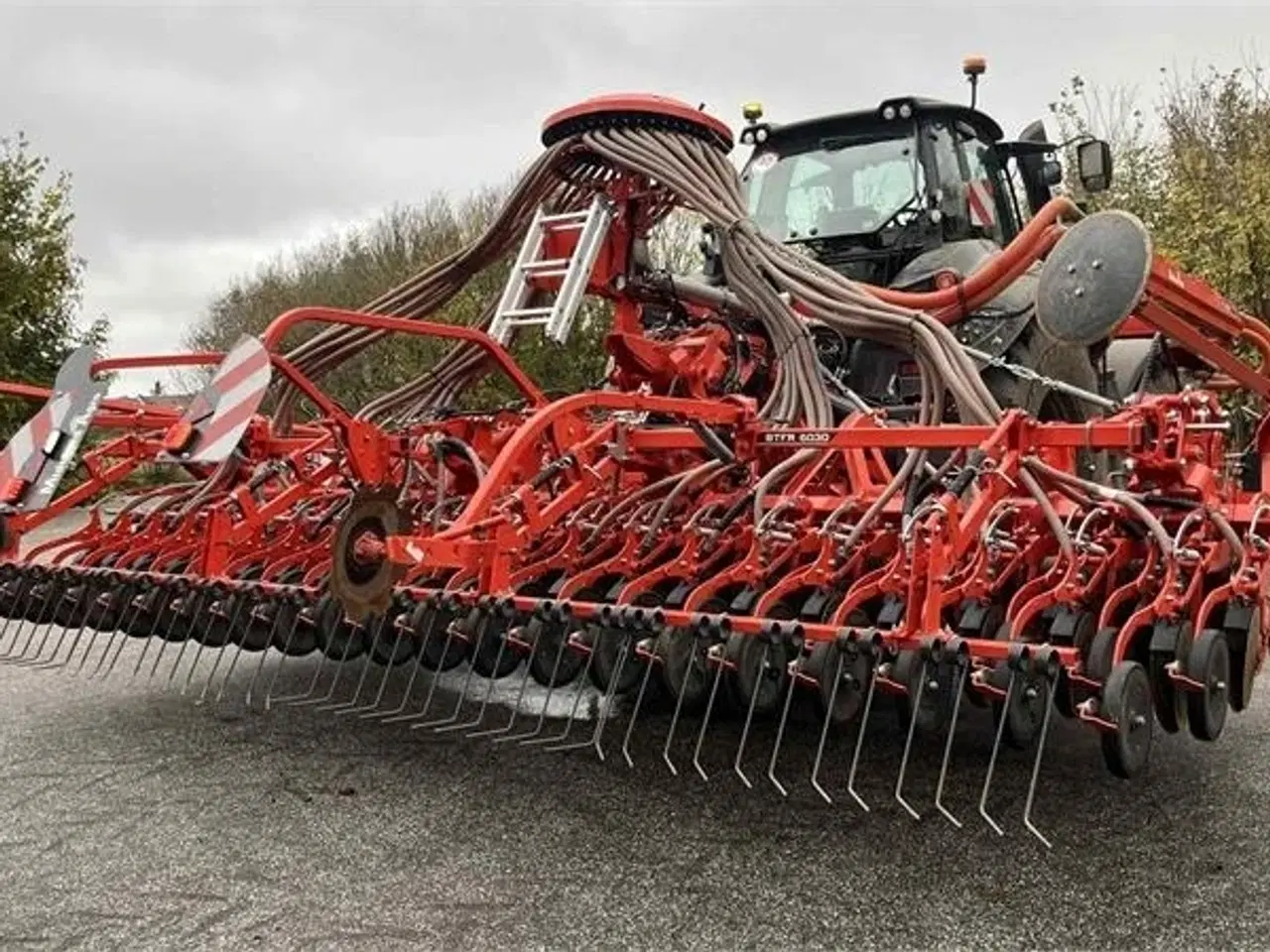 Billede 1 - Kuhn HR6040 med såmaskine  Med dobbelt kammer fronttank