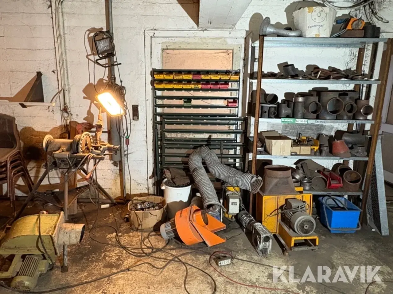 Billede 1 - Blandet lot diverse jernemner, maskiner og reoler