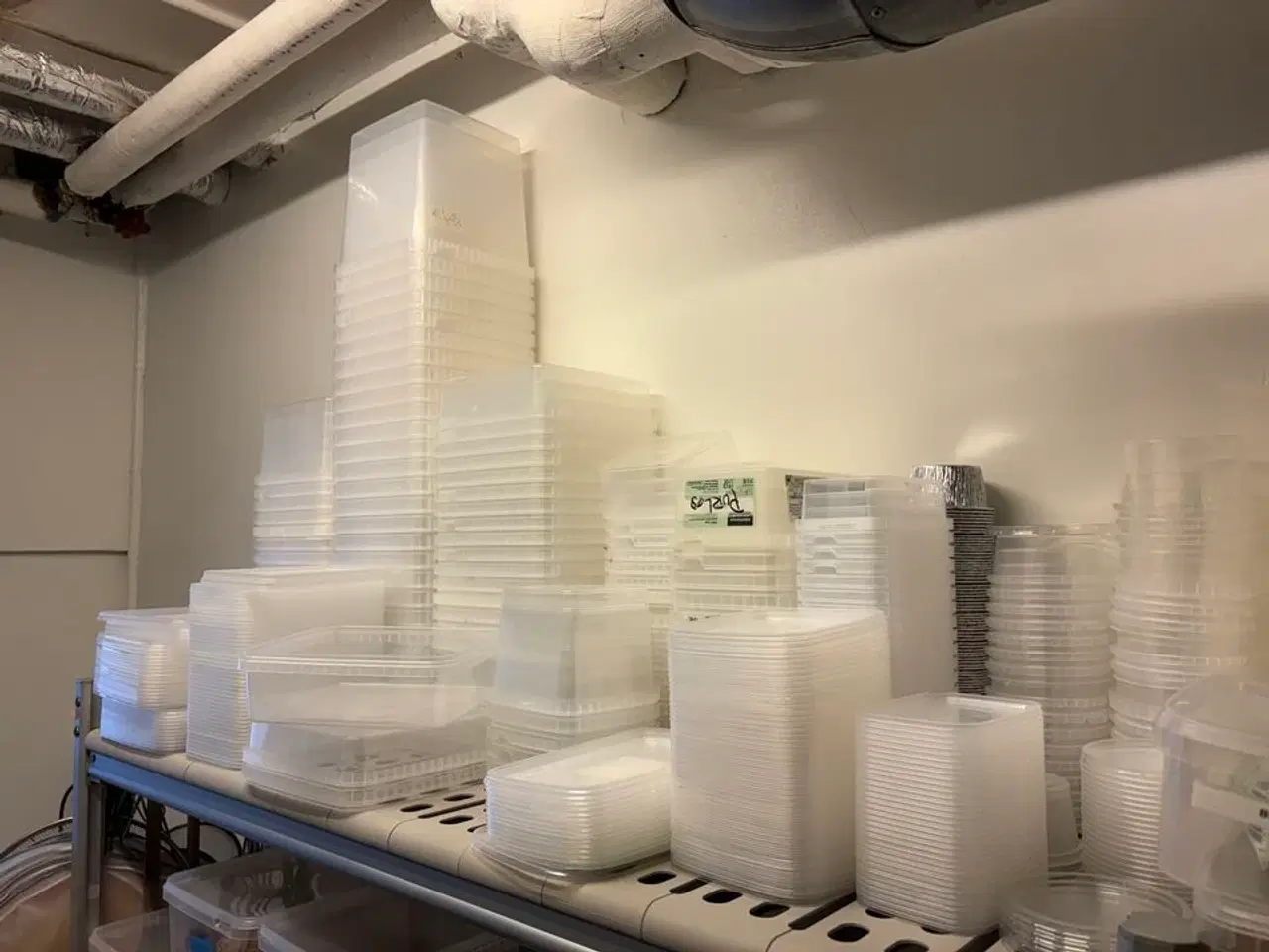 Billede 15 - 2 stk. Reoler med indhold