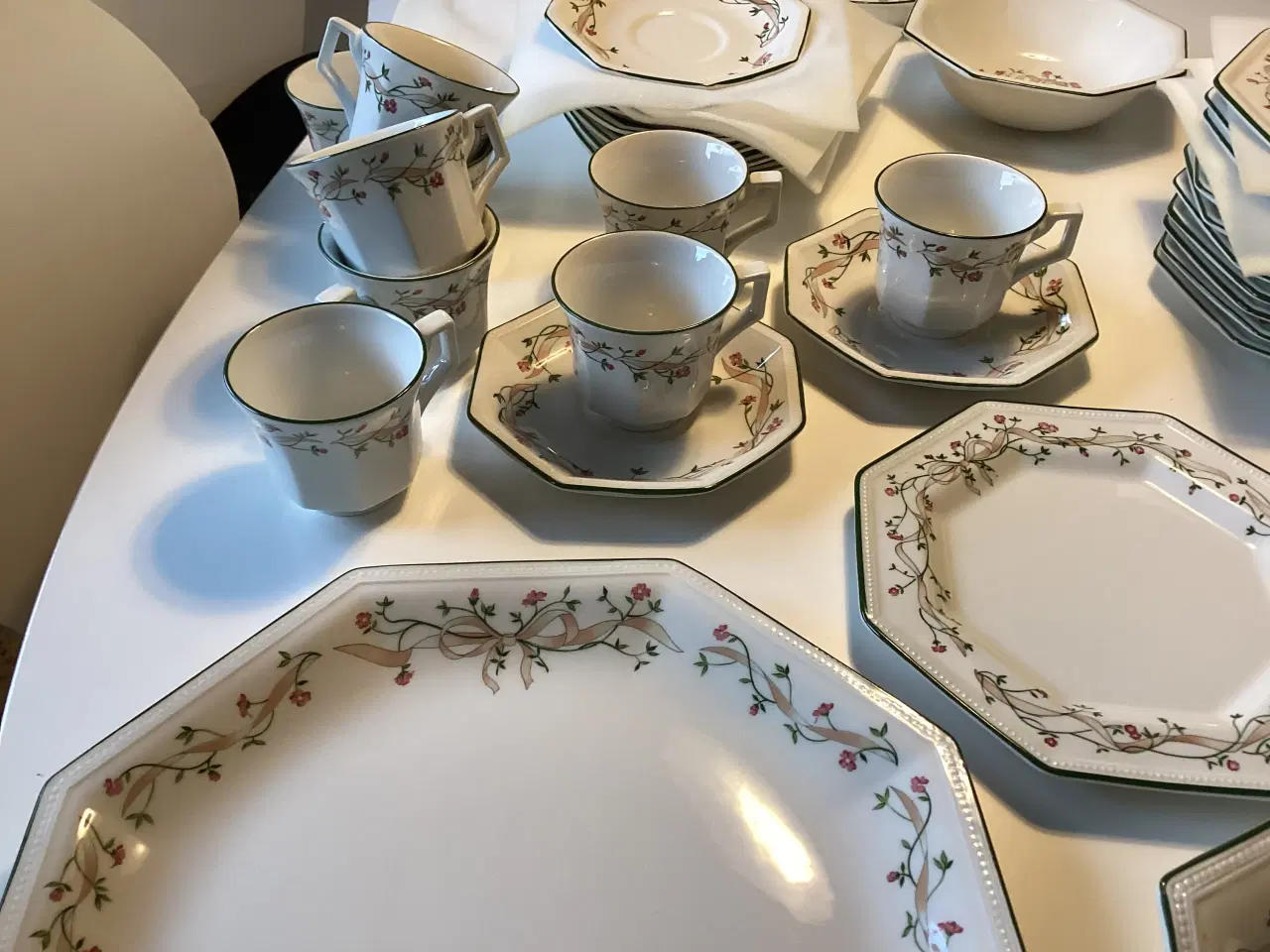 Billede 4 - Engelsk 8 kantet fajance kaffe og spisestel