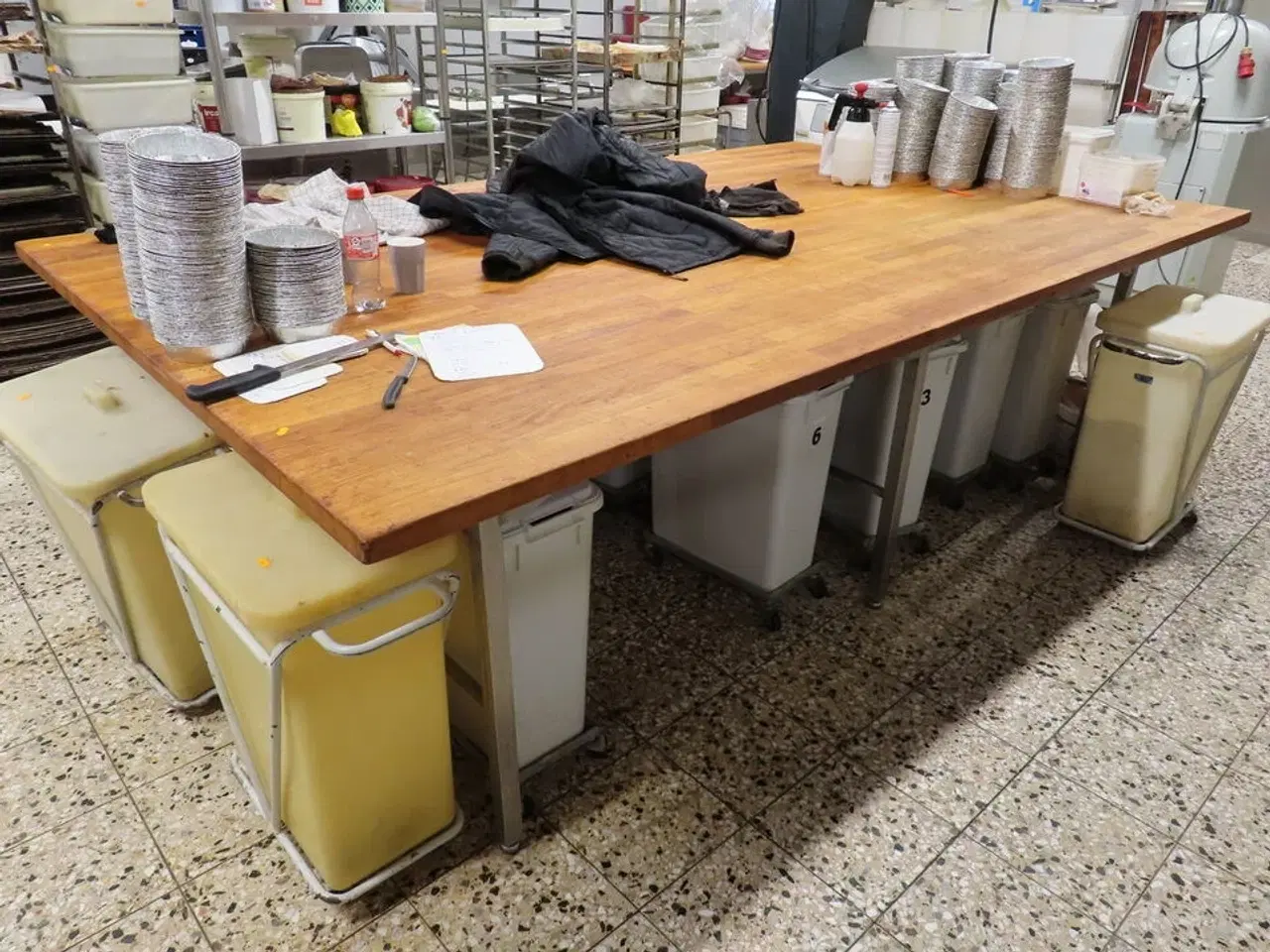 Billede 2 - Arbejdsbord med indhold