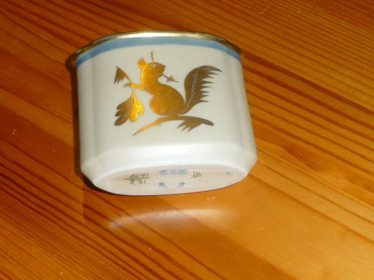 Billede 1 - lille skål med en egern på i guld
