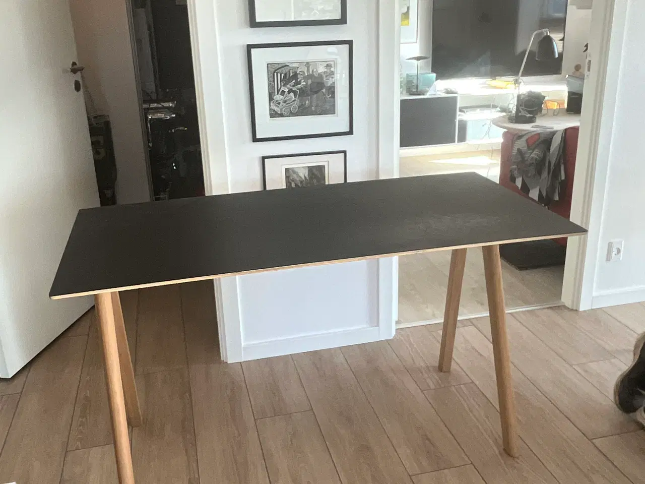 Billede 2 - HAY skrivebord med linoleum overflade. Ben i eg. 