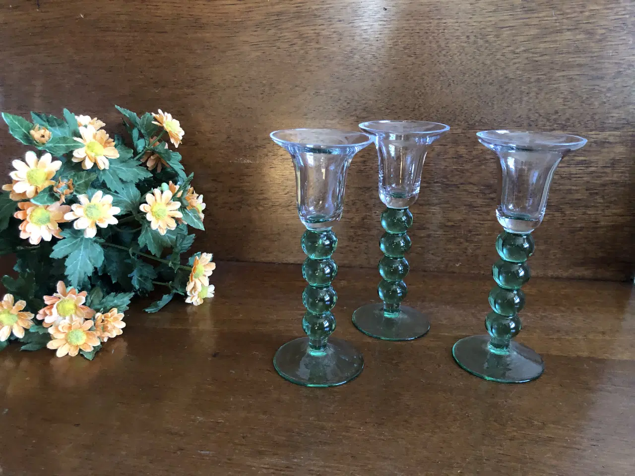 Billede 1 - 3 fine lysestager i grønt glas. -  samlet