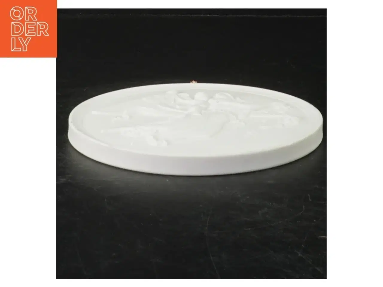 Billede 2 - Porcelænsplatte med relief fra Royal Copenhagen (str. Ø. 16 cm)