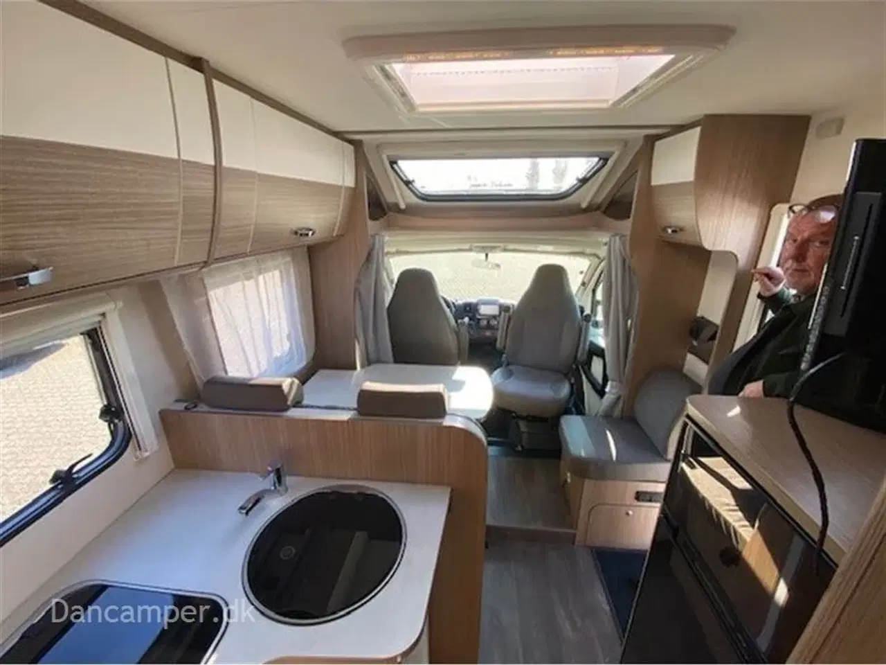 Billede 11 - 2018 - Carado T 339   Under klargøring! Velkørende autocamper med Queens Bed, Solceller, Aircon i bodel samt automatgear