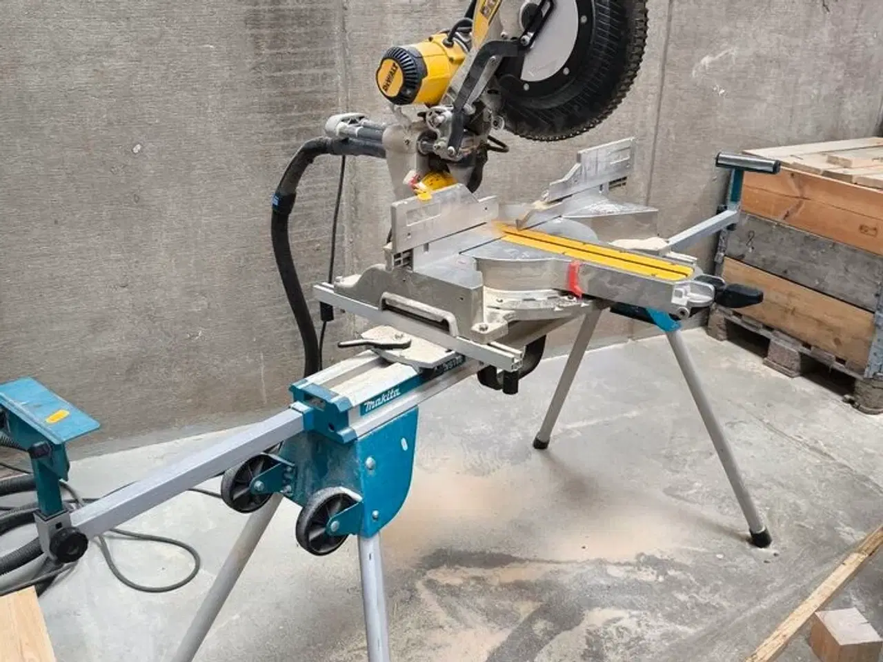 Billede 1 - Kap/geringsav DEWALT DWS780 inkl. MAKITA arbejdsbord