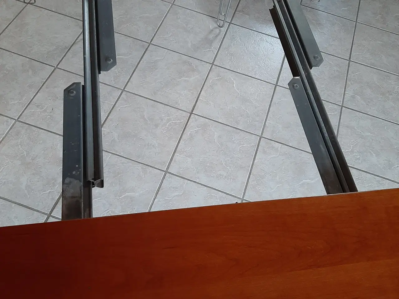 Billede 4 - Spisebord med 2 tillægsplader 