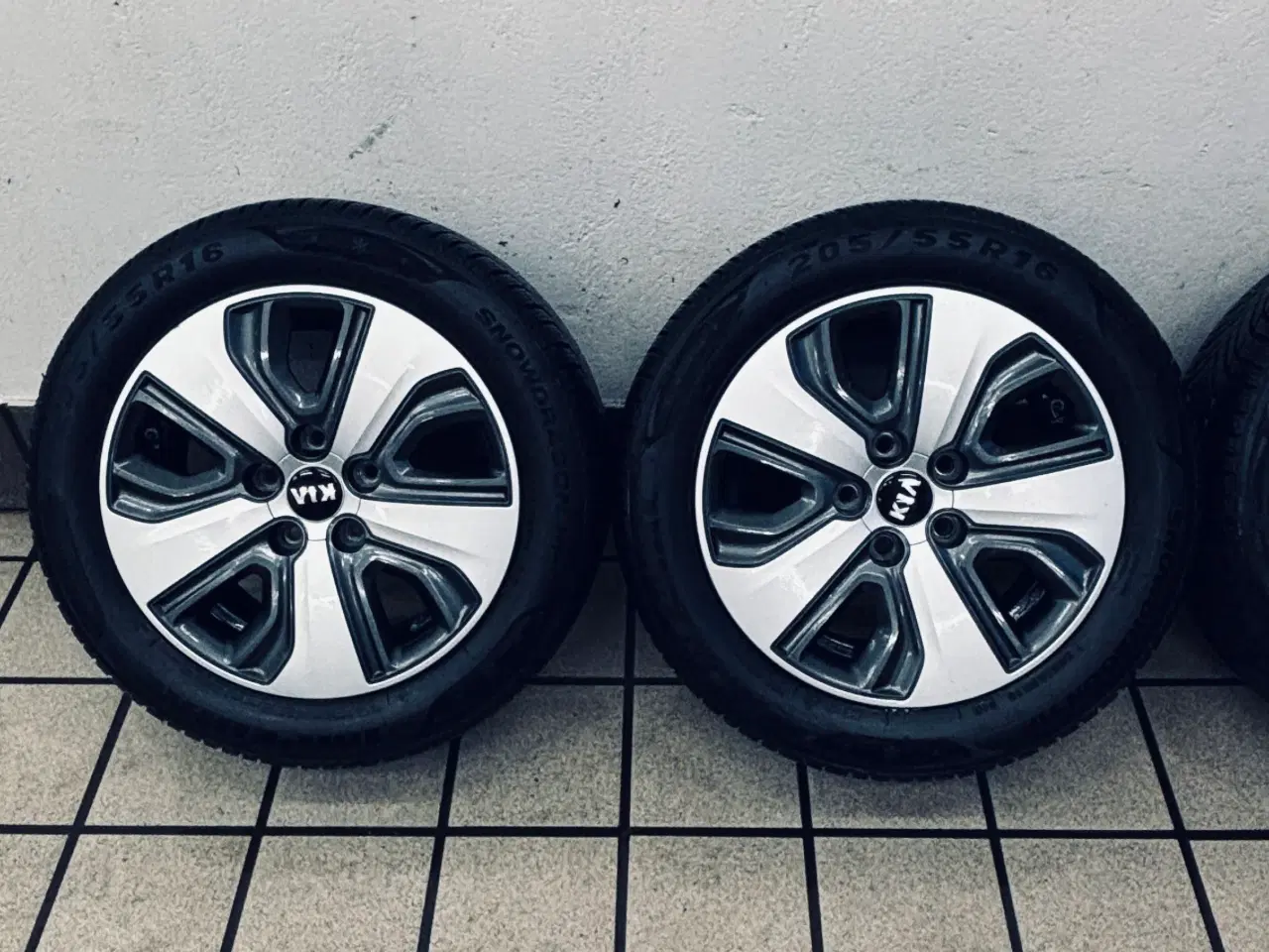 Billede 4 - 🚗 Originale Kia Niro alufælge med vinterdæk – kla