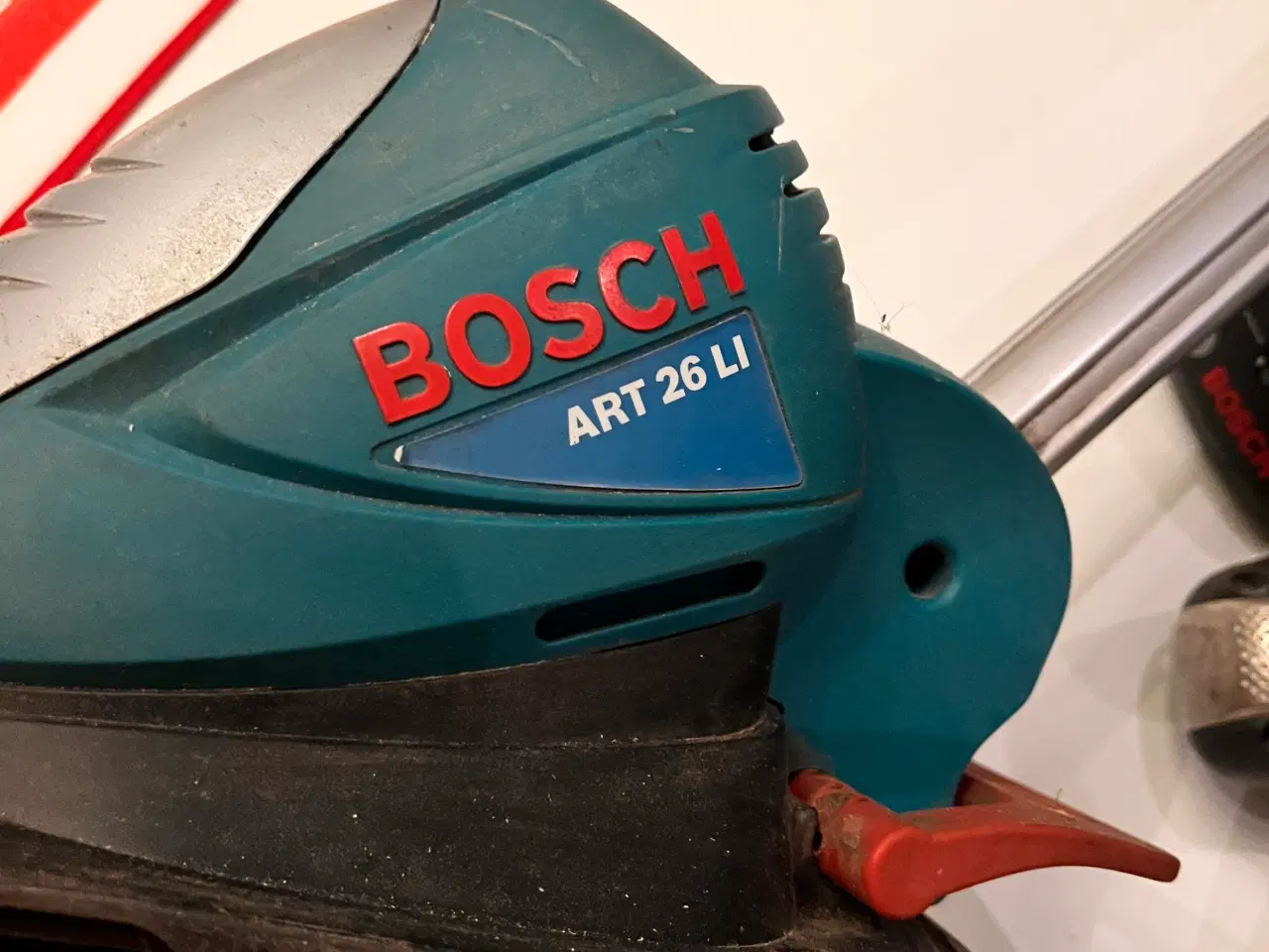 Billede 3 - Bosch Boremaskine og Græstremmer + lader og 5 batt