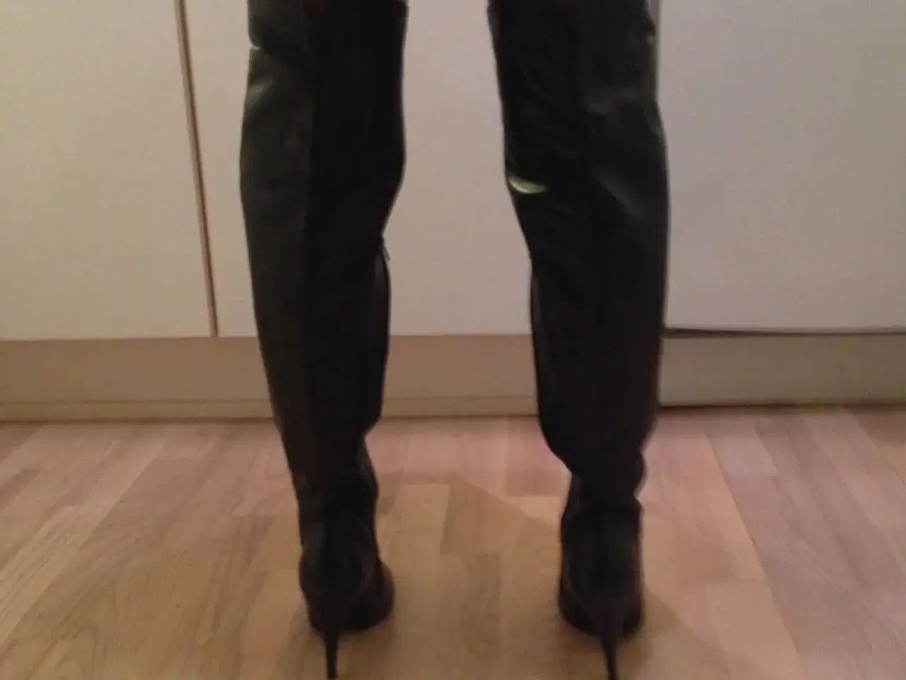 Billede 4 - Knælange sorte støvler i læder