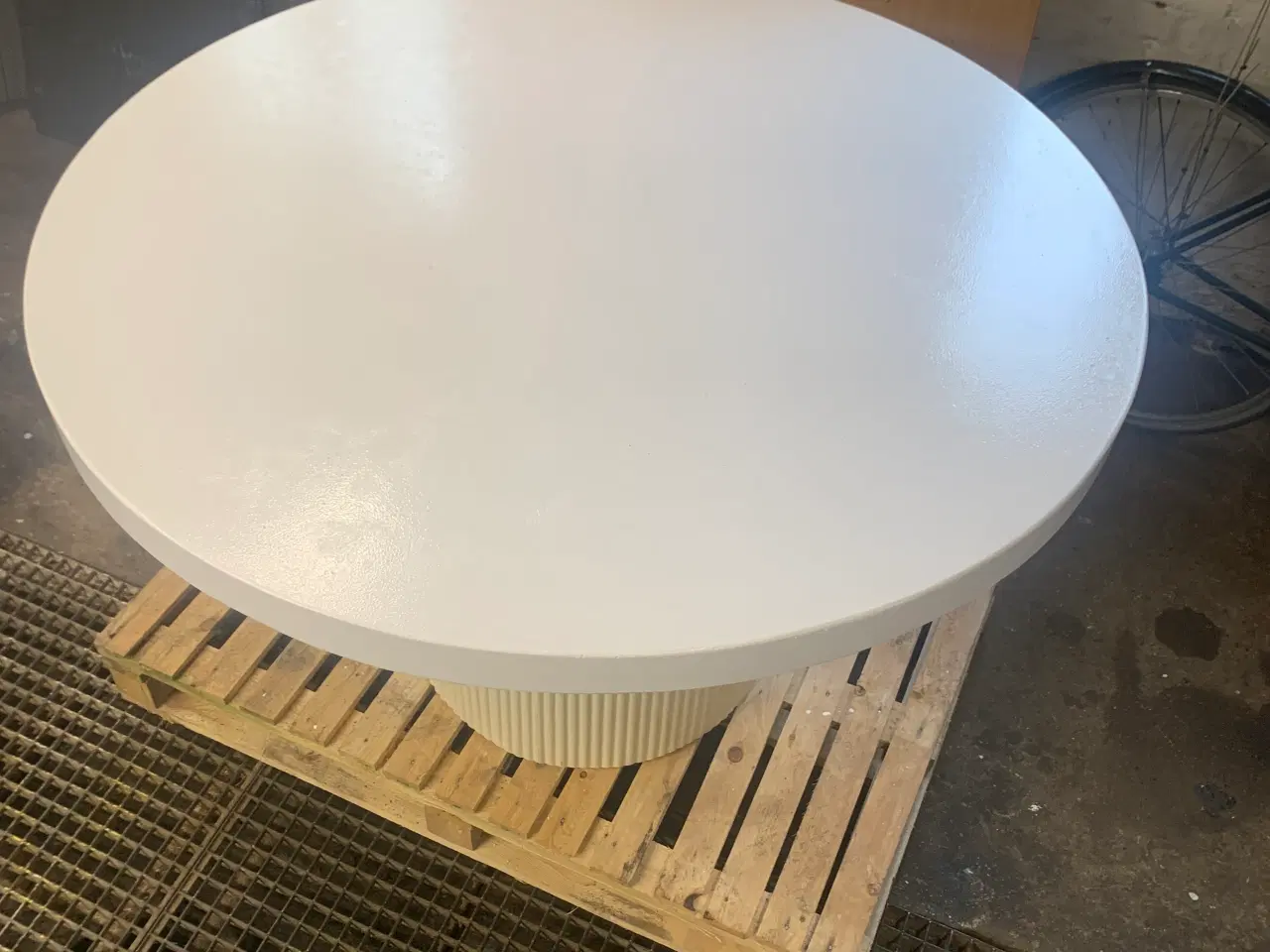 Billede 4 - Havebord i fiberbeton - rund form.