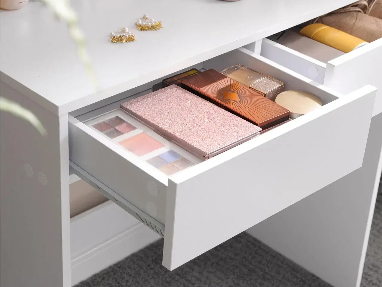 Billede 5 - Toiletbord med tre-delt spejl, 2 skuffer og 3 åbne rum – hvid