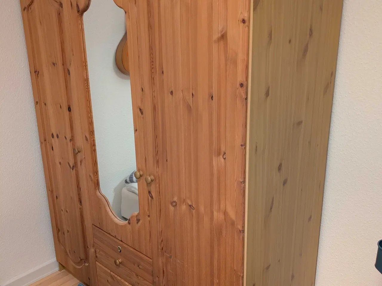 Billede 1 - Skab i egetræ
